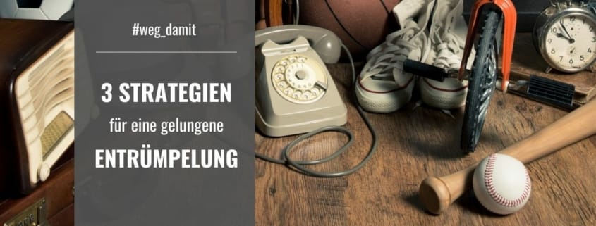 Alte Gegenstände auf einem Holzboden: Retro-Radio, Telefon, Turnschuhe, Basketball, Wecker, Baseball und Fahrrad