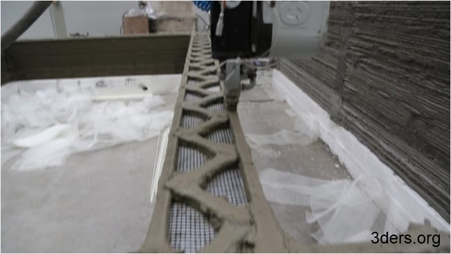 Der 3D-Drucker druckt eine Wand, die bereits mehrere Schichten aufweist — Quelle: 3ders.org