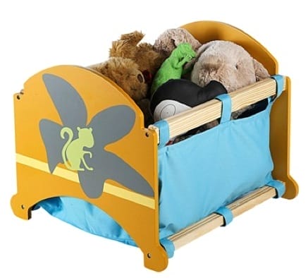 Gelbes Kinderregal mit Eichhörnchen-Motiv, blauer Stofftasche und gefüllt mit Plüschtieren