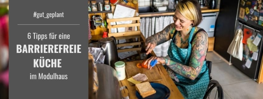 Eine lachende, tätowierte Frau im Rollstuhl in einer Küche bereitet sich ein Sandwich zu