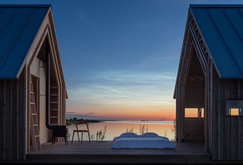 Offene Cabin ANNA direkt am Wasser bei Sonnenuntergang, mit Bett auf der Terrasse