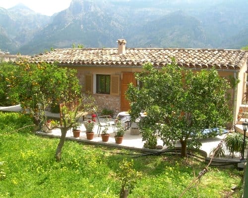 Casita Muleta: kleines, steinernes Ferienhaus unter Bäumen mit Terrasse und Bergblick
