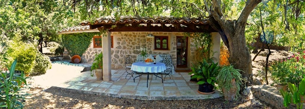 Mediterrane Steinfinca an Mallorcas Westküste mit bewachsener Terrasse und Garten