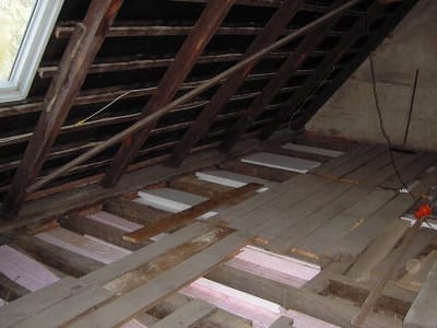 Dachboden des Schnäppchenhauses mit Zwischensparrendämmung und einer Lattung