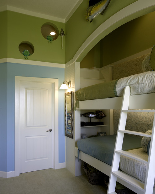 Kinderzimmer mit Etagenbett, grün- und blaugestrichenen Wänden und Dekorationsnischen