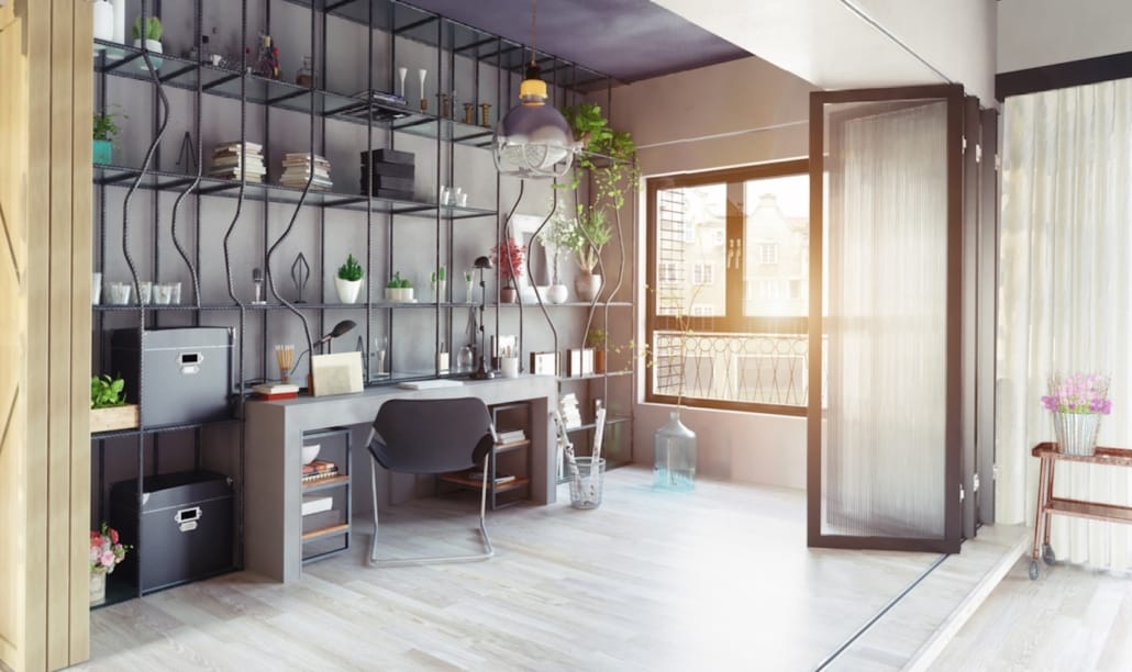 Großes Zimmer mit Industrieverglasung als Bücherregal und hellstem Fensterbereich mit Falttüren zum Öffnung zum Raumtrenner