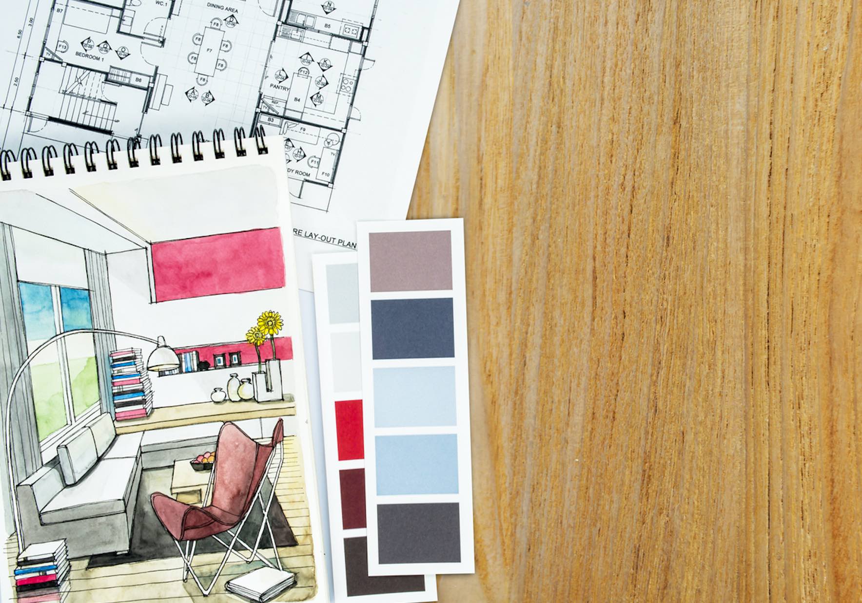 Grundriss Wohnzimmer-Skizze mit Farbmusterpalette auf Holzuntergrund