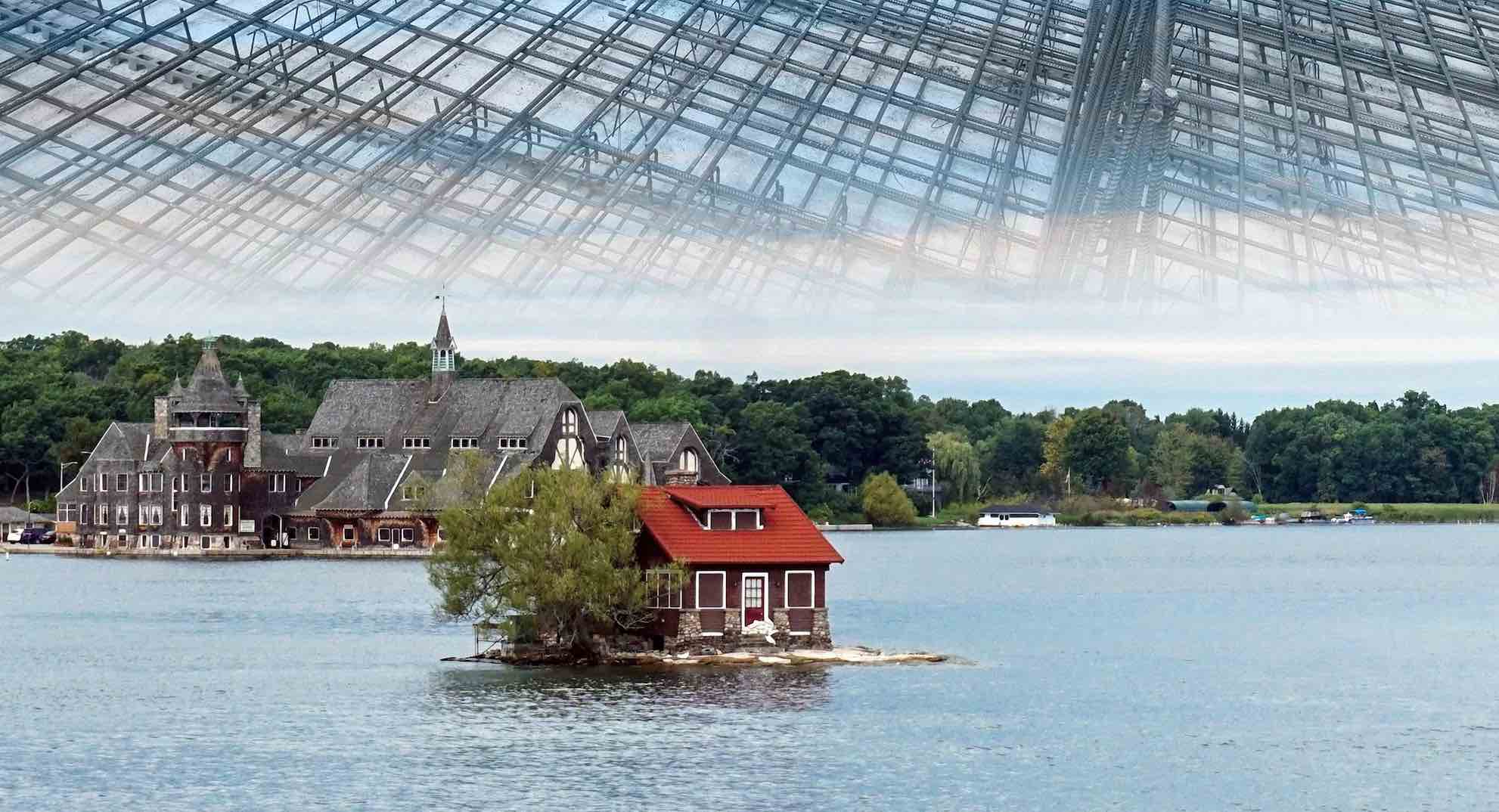 Haus auf kleiner Insel im See vor dem Fundament eines Hochhauses, dahinter ein großes Gebäude mit Bäumen umwachsenes Gebäude