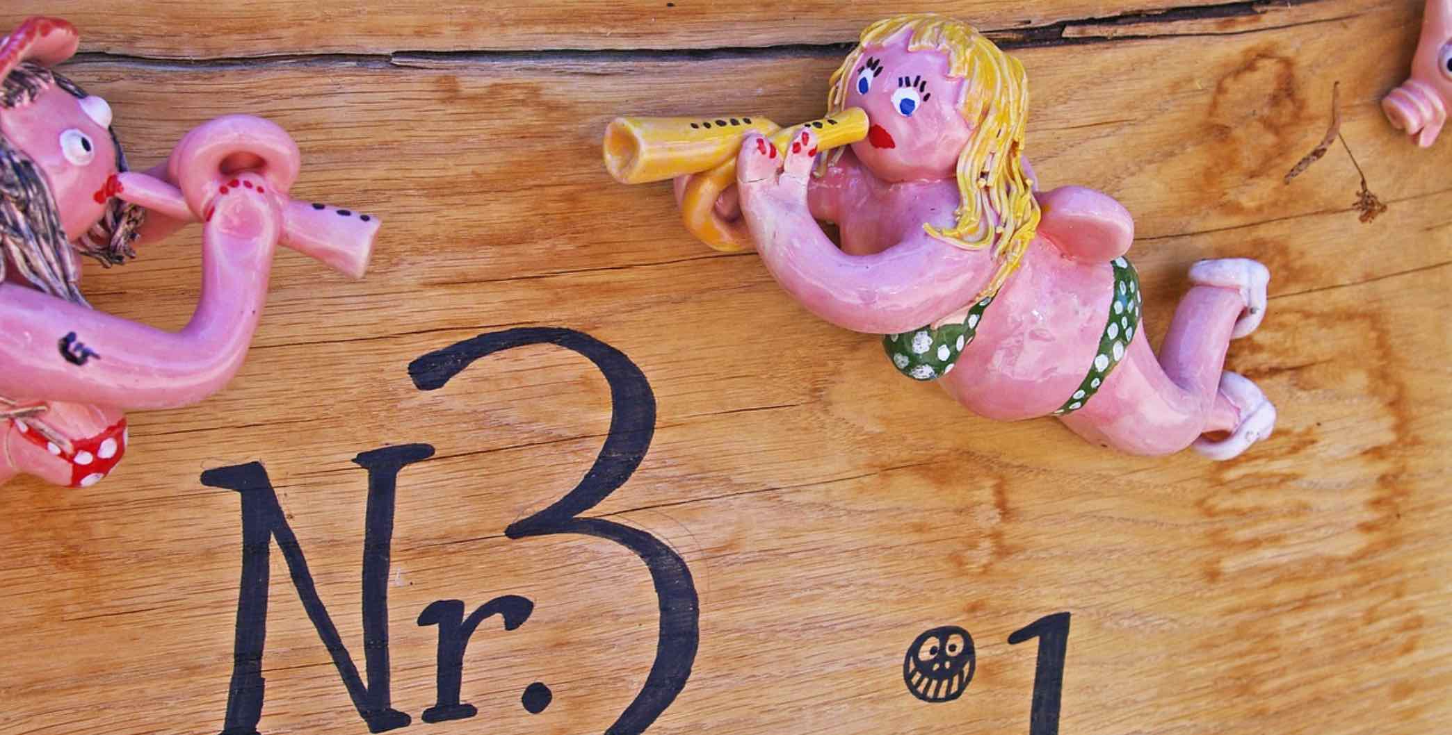 Hausnummer 3 aus Holz mit lustigen Figuren drumherum