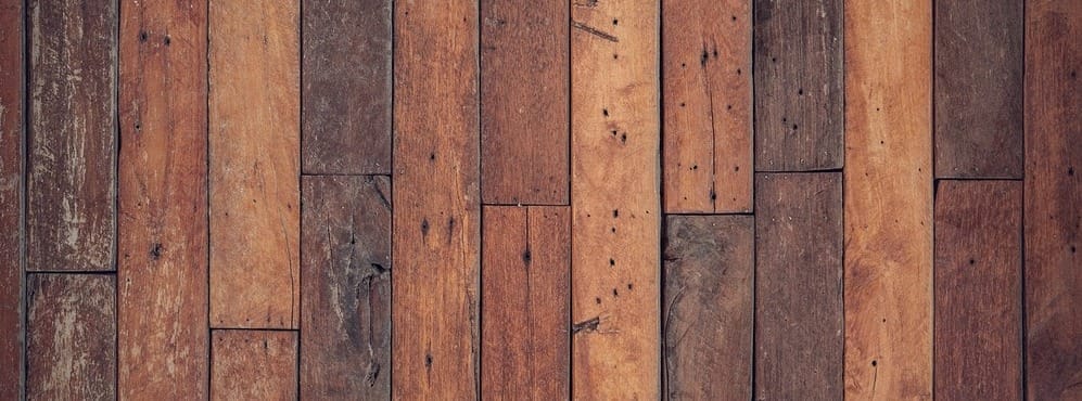 Holz unterschiedlicher Maserung und Farbe, senkrecht angeordnet