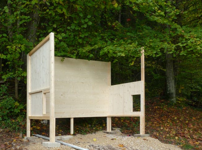 Der im Aufbau befindliche Hühnerstall in modularer Leichtbauweise, bestehend aus mehreren Holzelementen