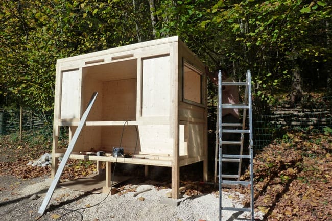Der Hühnerstall in Leichtbauweise wird aufgebaut, Gerüst aus Holzlatten