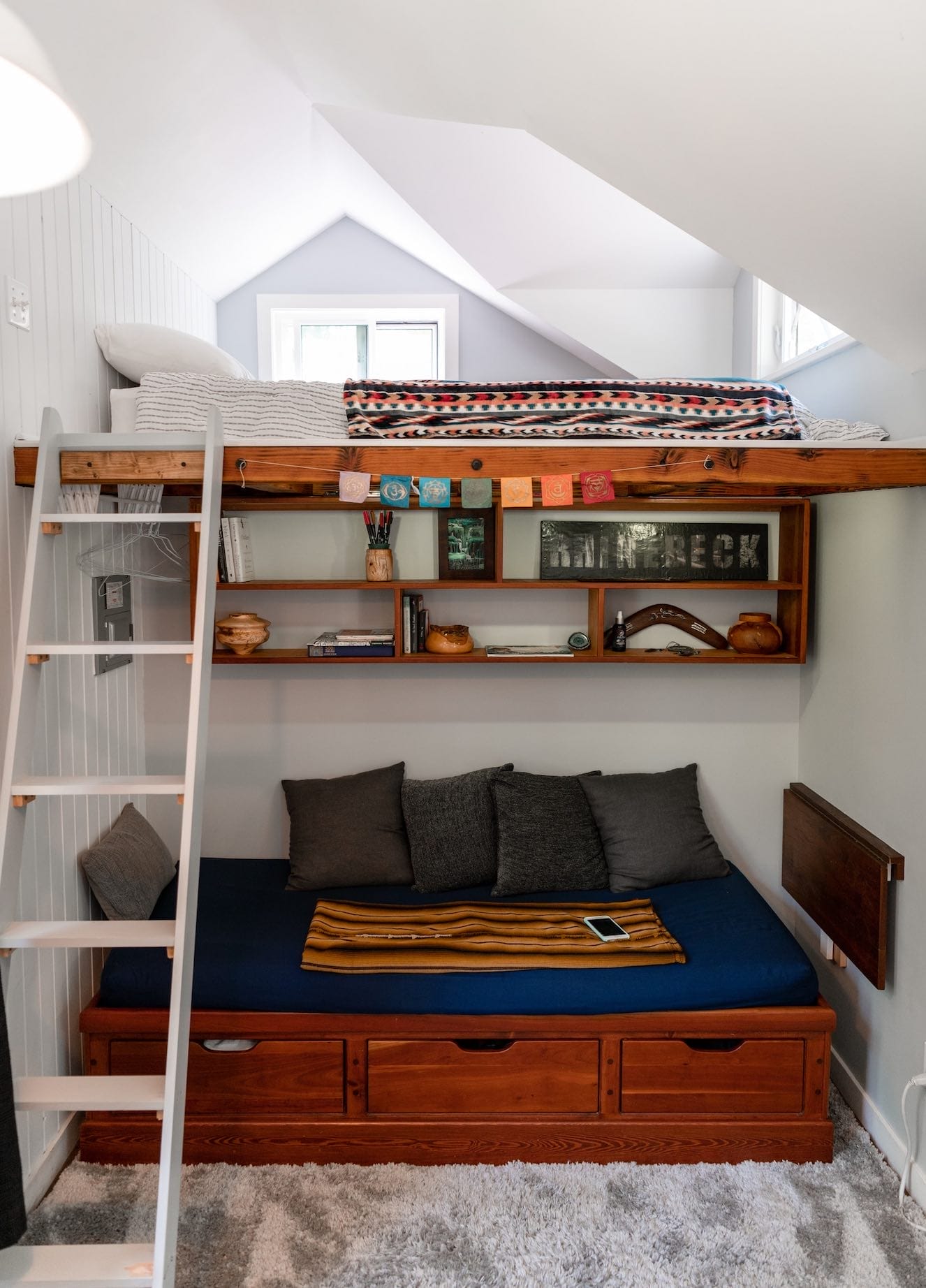 Ein gemütliches und zugleich praktisches Schlafzimmer in einem selbst gebauten Tiny House