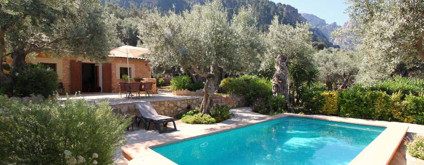Casita Muleta mit privatem Pool und Olivenbäumen auf Mallorca vor Berglandschaft