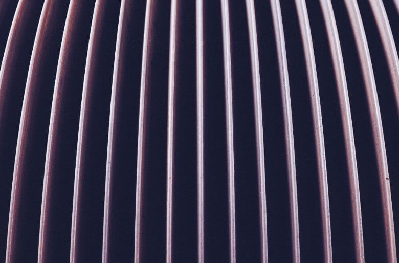 Nahaufnahme eines Lüftungsgitters, das Luftschlitze eines technischen Geräts zeigt