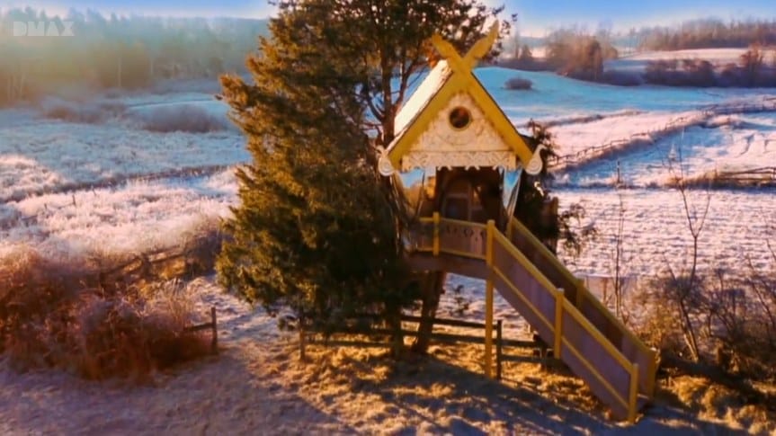 Baumhaus im Wikinger-Stil mit Geländer und Treppe, umgeben von schneebedeckter Landschaft in Oregon