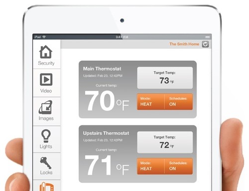 Smart-Home-App auf einem Tablet zeigt Temperatursteuerung für das "Smith Home"