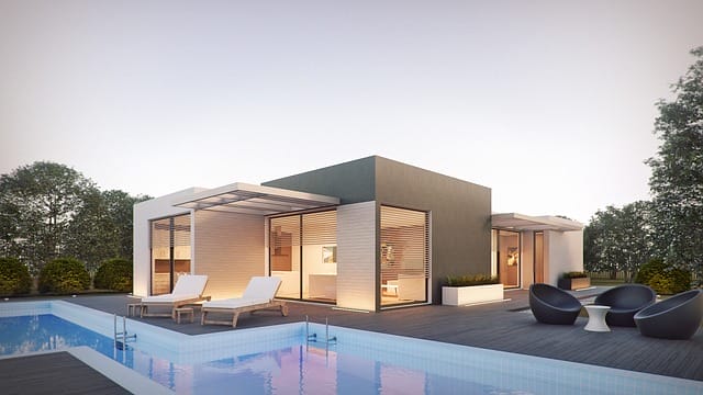 Modernes Modulhaus mit Swimmingpool, Holzterrasse, Liegestühlen und Lounge-Möbeln