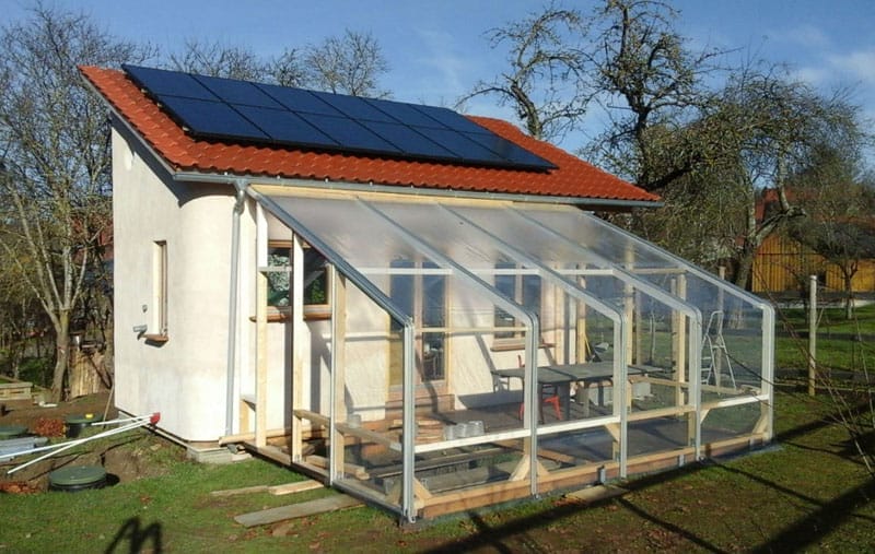Festinstalliertes Minihaus mit Solarpaneelen und einem angebauten, kälteisolierten Wintergarten von ownhome