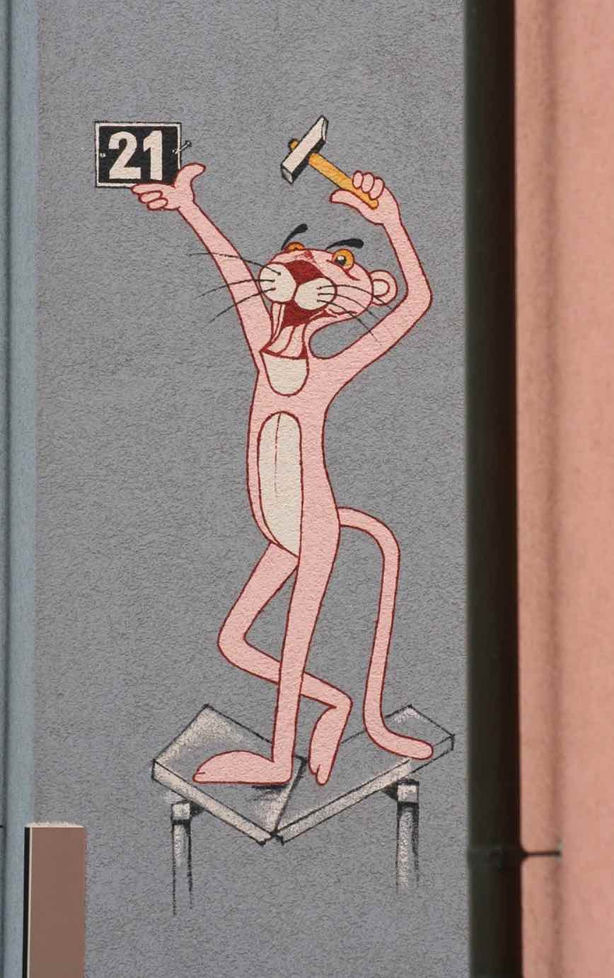 Pink Panther mit Hammer vor der Hausnummer 21