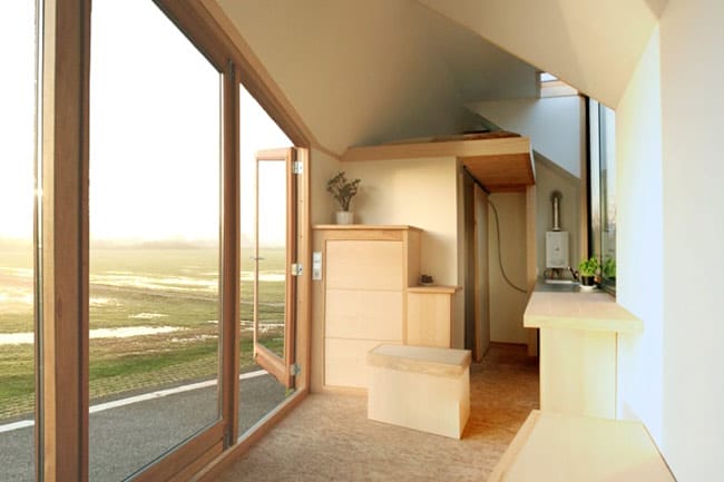 Große, nach außen öffnende Fensterfront und Terrassentür mit Holzeinfassung in einem Tiny House