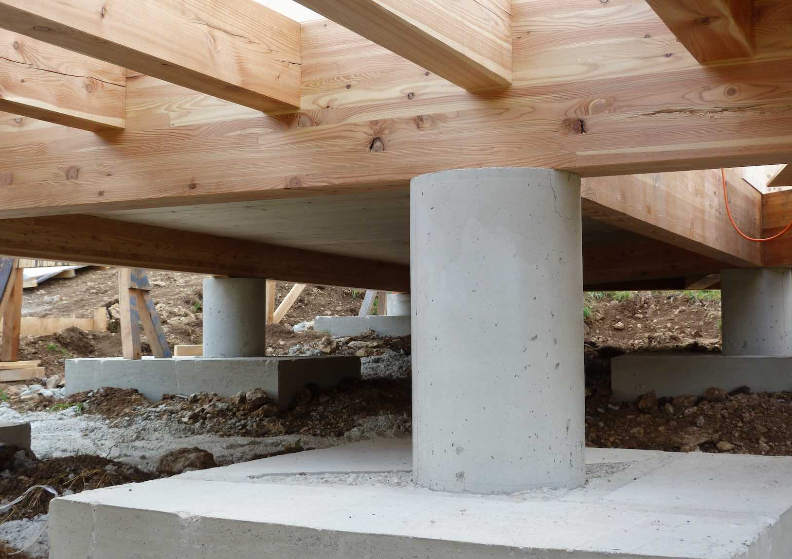 Betonfundamente und gemauerte Stützpfeiler als Unterkonstruktion für ein Holz-Minihaus