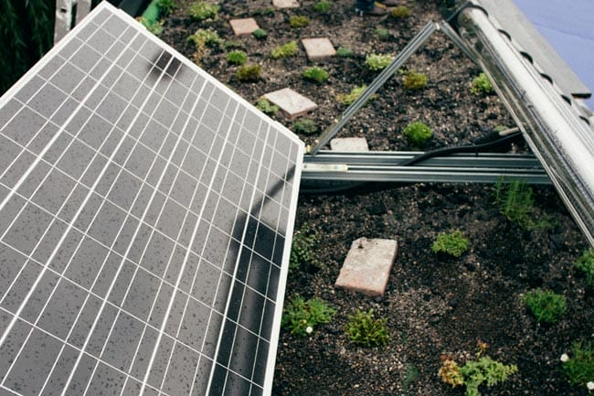 Wohnwagon Solarpanel und Gründach mit Pflanzen und Ziegeln