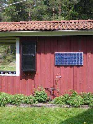 Rote Holzwand eines DIY Warmluft-Kollektors am Torp „Svenserum“ von Manfred Fjellstedt