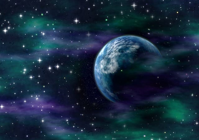 Abstrakte Darstellung einer blauen Erde und bunter Galaxien mit Sternen im Nachthimmel