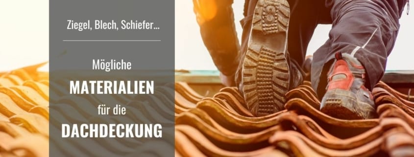 Eine Person in Arbeitsschuhen kniet auf einem mit braunen Dachziegeln gedeckten Dach