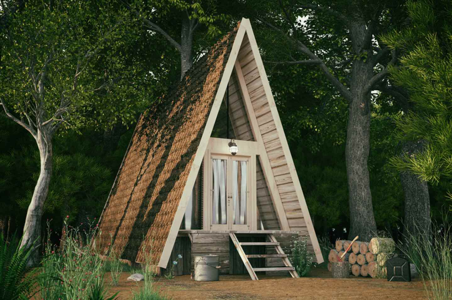 Ein A-förmiges Tiny House aus Holz mit Treppe und Veranda steht zwischen hohen Bäumen und dichtem Grün