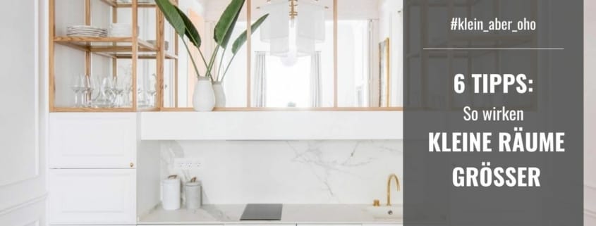 Helle Küche mit Holzelementen, Glasvitrine mit Geschirr, weißen Oberschränken und goldenem Wasserhahn (Foto: Estudio Miriam B