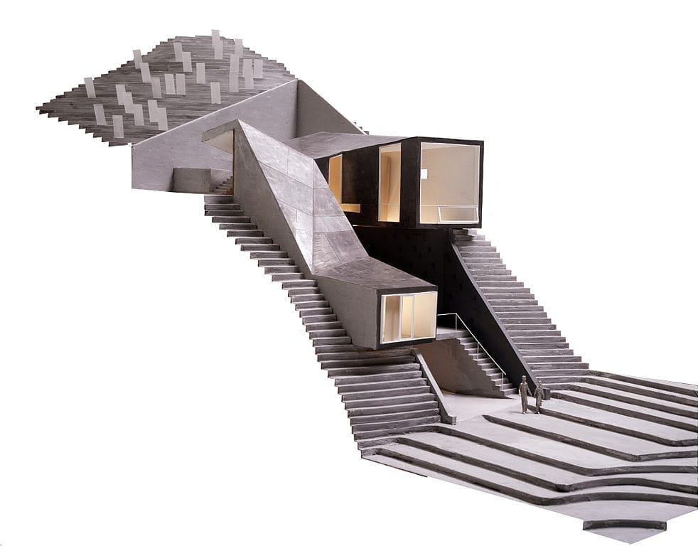 Architekturmodell mit mehreren Ebenen und Treppen, die moderne Gebäudeelemente verbinden