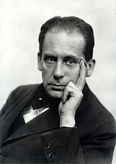 Porträt von Walter Gropius, Gründer der Kunstschule Bauhaus, Hand am Kinn
