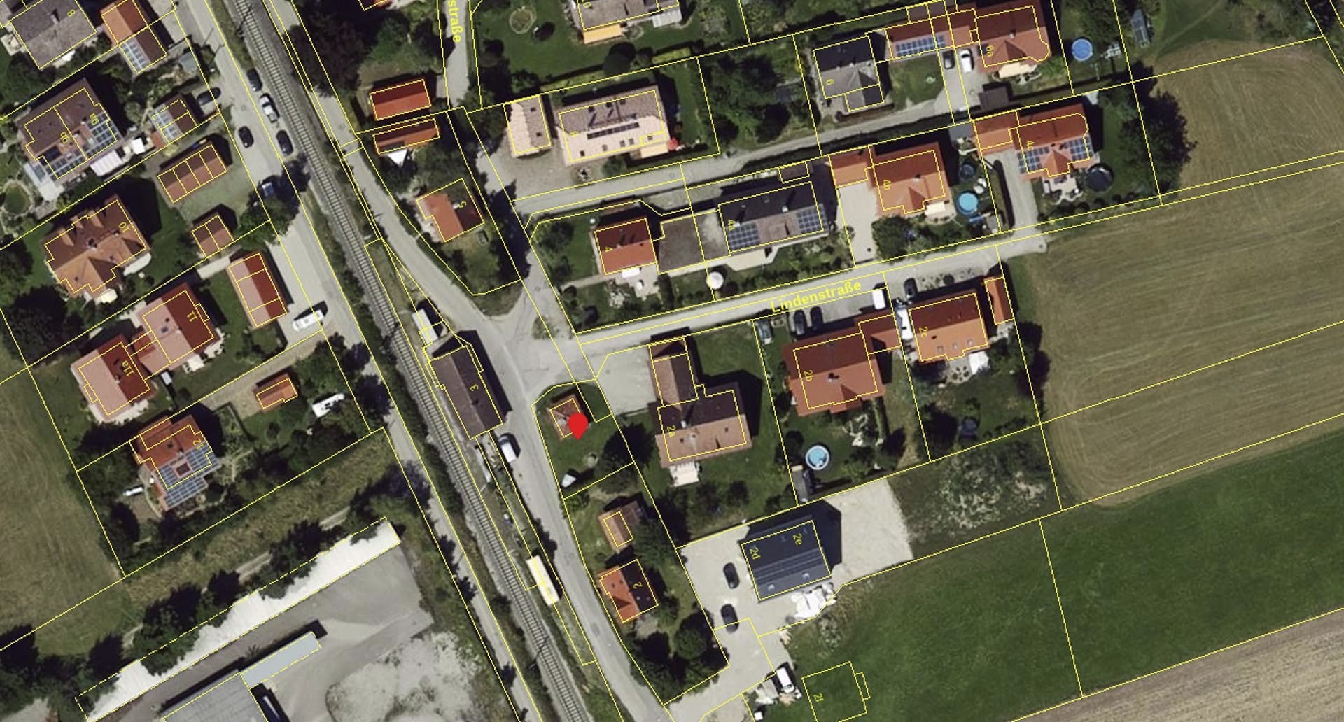 Luftbild von Geltendorf/Kaltenberg mit Grundstücksgrenzen und markiertem Baugrundstück in der Lindenstraße