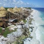 Azulik Treehouses in Tulum an der Küste mit weißem Sandstrand und türkisblauem Meer