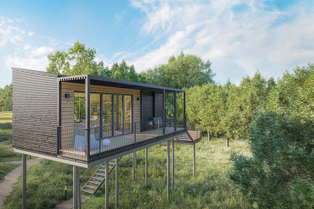 Moderne Stelzen-Baumhaus-Lodge mit großer Terrasse, umgeben von grünen Bäumen unter blauem Himmel