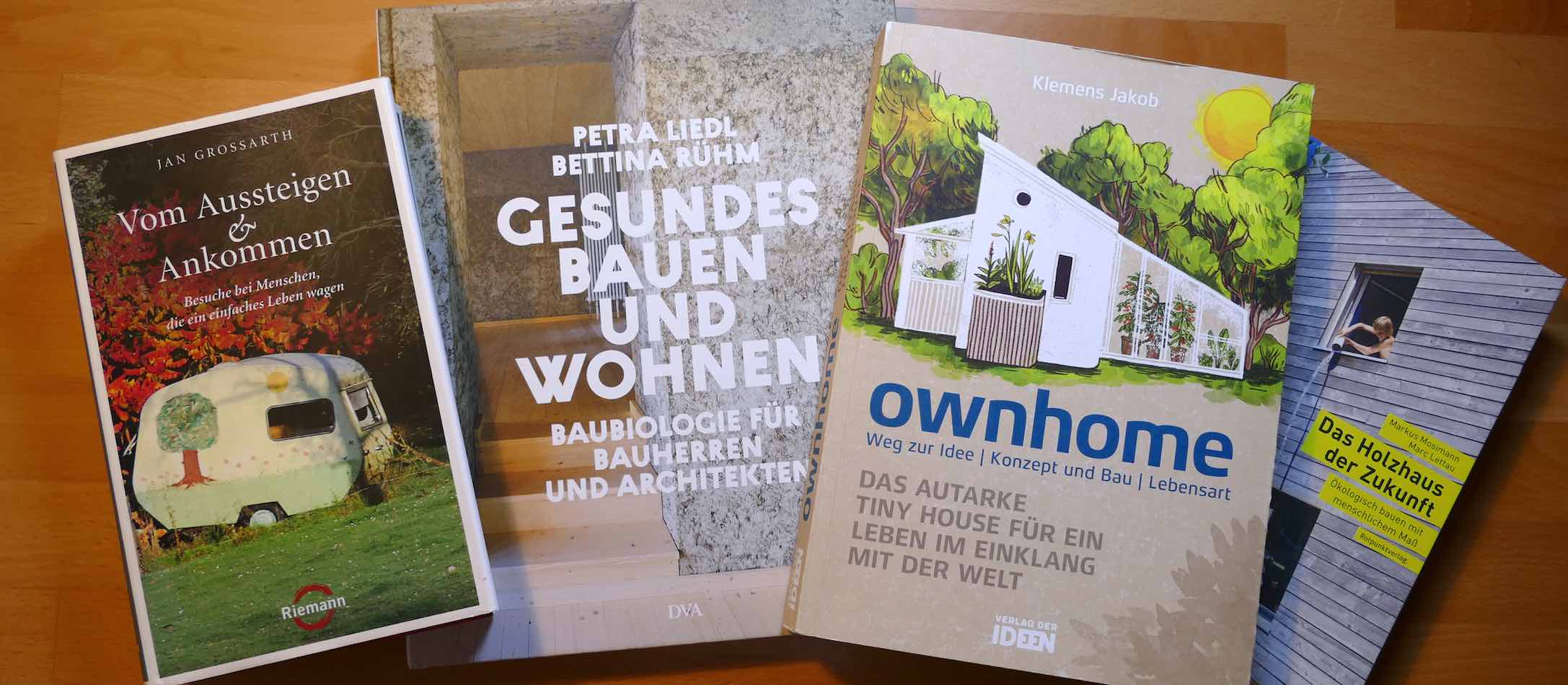 Vier Bücher über Tiny Houses: "Vom Aussteigen & Ankommen", "Gesundes Bauen und Wohnen", "ownhome", "Das Holzhaus der Zukunft"