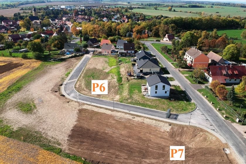 Luftbild von Bauplätzen P6 und P7 in Buttelstedt in Thüringen, umgeben von Wohnhäusern und Feldern