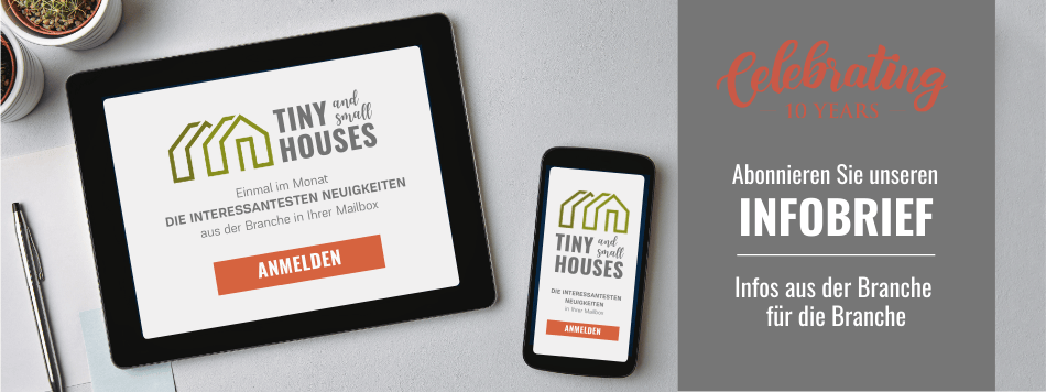 Laptop und Smartphone mit der Tiny and Small Houses Infobrief-Anmeldung, dahinter Büromaterialien