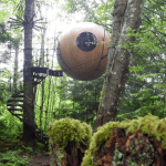 Kugelförmiges Baumhaus "Free Spirit Spheres" hängt in dichtem Wald von Vancouver Island – Quelle: HOST