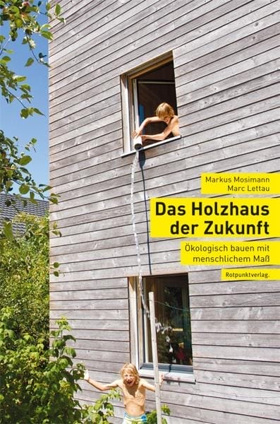 Cover des Buches „Das Holzhaus der Zukunft“ mit Kind, das Wasser aus dem Fenster gießt