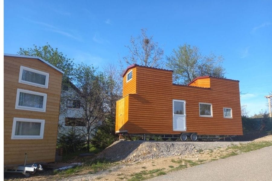 Zwei Tiny Houses in Altheim bei Horb am Neckar vor bewaldetem Hintergrund und blauem Himmel