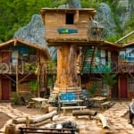 Hölzerne Hütten von Kadir's Treehouses, teils auf Stelzen, teils auf Baumstämmen, in Olympos
