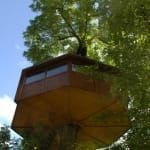 Baumhaus von Les Nids in Eschen, einem Baumhaushotel in der Französischen Schweiz, Kanton Neuenburg