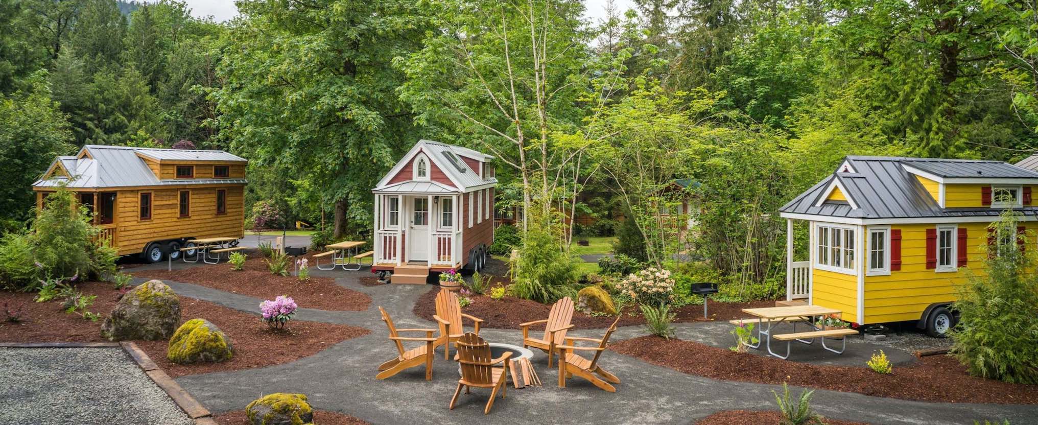 Drei Tiny Houses in einer Siedlung mit Sitzgelegenheiten am Mt. Hood Tiny House Village in Portland, Oregon (Foto: Mt. Hood T
