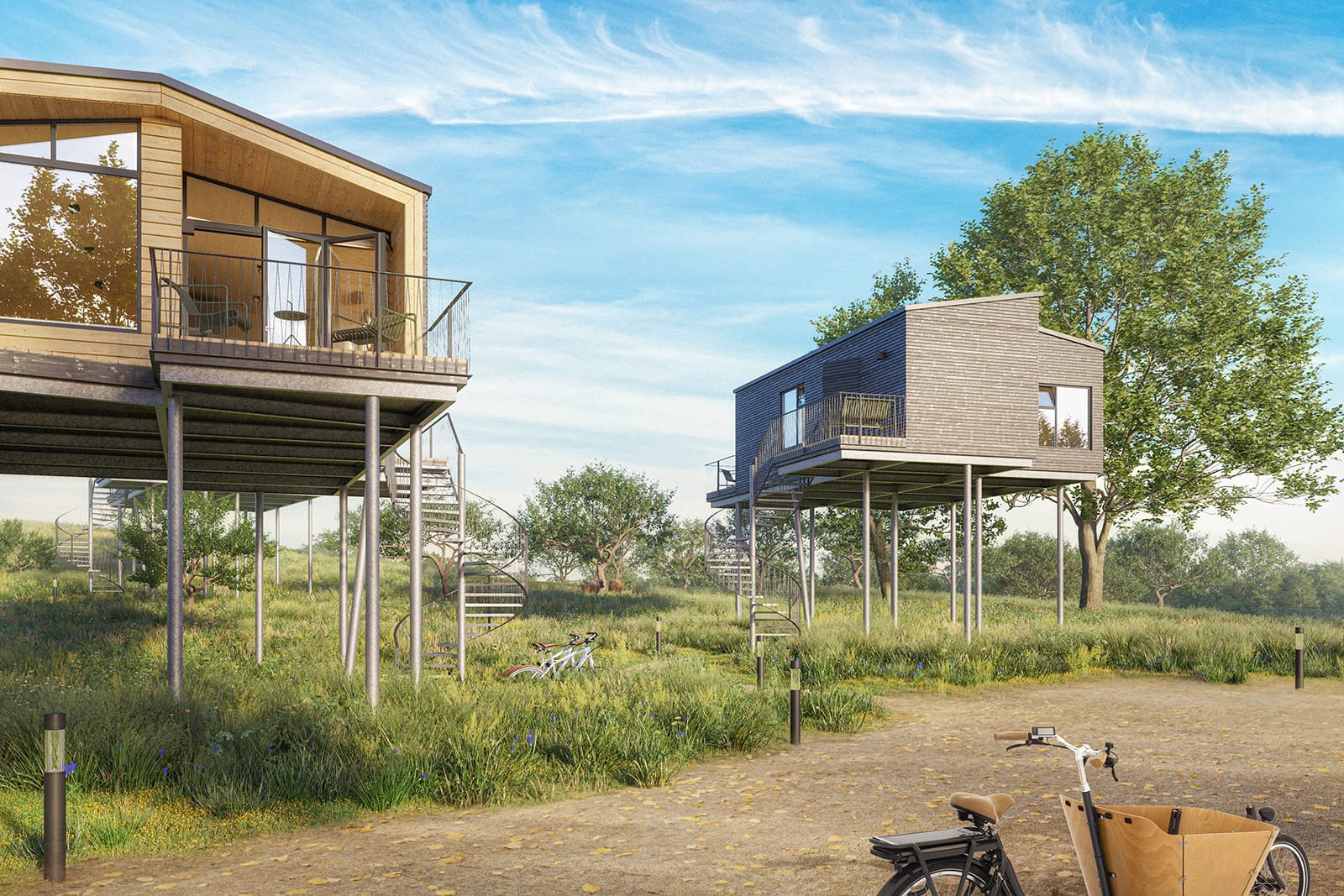 Zwei moderne Baumhaus Suiten aus Holz, von denen Wendeltreppen herabführen. Im Vordergrund steht ein Lastenfahrrad mit Lasten