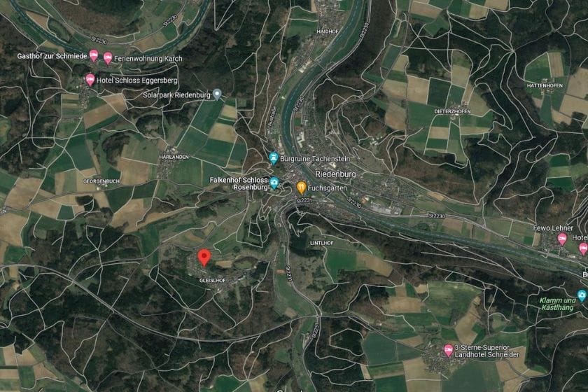 Satellitenkarte zeigt Riedenburg mit markiertem Standort Gleislhof im Grünen, umgeben von Wald und Feldern