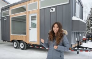 Ana White vor dem Rustic Modern Tiny House auf einem Trailer im Schnee vor Winterlandschaft