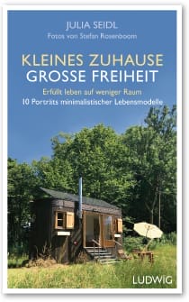 Buchcover „Kleines Zuhause, grosse Freiheit“ von Julia Seidl, mit Tiny House umgeben von Bäumen und Wiesen